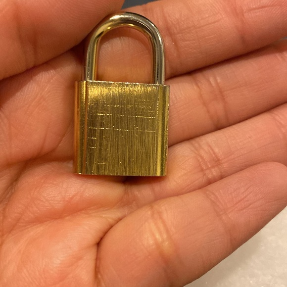 FENDI lock and two key keys 🔐 great condition - Picture 6 of 11